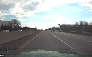 مشهد صادم للسائقين.. طائرة تهبط فجأة على طريق سريع (فيديو)