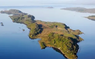 صفقة نادرة.. جزيرة اسكتلندية للبيع