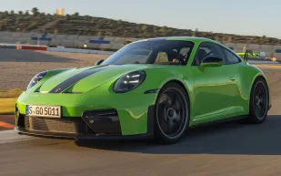 بورشه تكشف عن تقنية ثورية.. خطوط سباق تظهر وتختفي بضغطة زر