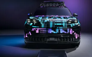 بورشه تكشف عن نظام شحن لاسلكي جديد للسيارات الكهربائية بكفاءة عالية (فيديو)