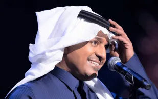 راشد الماجد يصل إلى جدة وسط استعدادات لحفله المرتقب (فيديو)