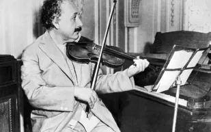 في ذكرى رحيله.. ما أغلى مقتنيات أينشتاين التي بيعت في مزادات؟