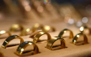 تراجع أسعار الذهب في السعودية اليوم الثلاثاء 28 إبريل 2026