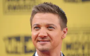 من حافة الموت لإنقاذ البشر.. جيريمي رينر يستثمر في "ذكاء اصطناعي" للحالات الطارئة