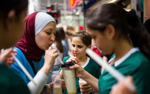 دراسة تكشف مفاجأة صادمة داخل أكواب مشروب شاي الفقاعات!