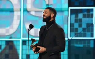 عندما يذوب الجليد.. دريك يبتكر طريقة غامضة لإعلان ألبومه