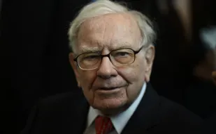 وارن بافيت يلخّص رؤيته في جمع الأموال بهذه الكلمات.. فماذا قال؟