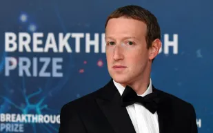 زوكربيرغ يعود للبرمجة.. ما سر جلوسه بين مطوري الذكاء الاصطناعي؟