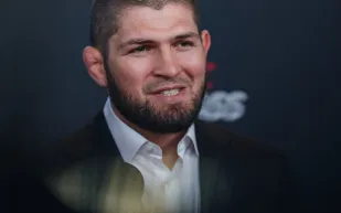 حبيب نورمحمدوف يخطف الأنظار بساعة رولكس بلاتينية نادرة