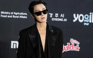 دموع خلف الكواليس.. جايهوب ينعى جدته بصور مؤثرة خلال جولة BTS العالمية