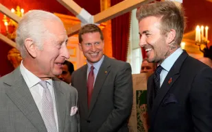 الملك تشارلز وديفيد بيكهام يضعان اللمسات الأخيرة على "حديقة الاستكشاف" (فيديو)