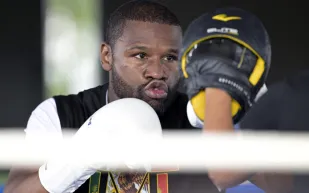 مايويذر يُعلن رسميًا نزاله أمام بطل الكيك بوكسينج زامبيديس 