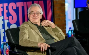 في سن الـ82.. روبرت دي نيرو يعيش أجمل أدواره كأب مع ابنته الأصغر (فيديو)