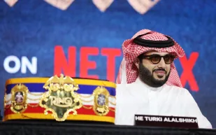 تركي آل الشيخ يتسلم قميص مانشستر يونايتد في ملعب توتنهام خلال ليلة فيوري (فيديو)