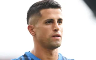 صفقة تبادلية مثيرة.. هل يحسم برشلونة انتقال جواو كانسيلو من الهلال؟