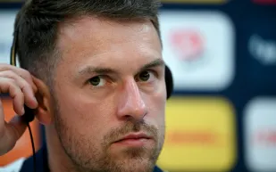 آرون رامزي نجم أرسنال السابق يودع الملاعب رسميًا