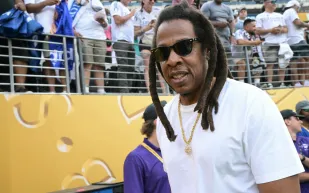 بـ12 تعقيدًا مبدعًا.. جاي زي يتألق بإصدار نادر من ساعات باتيك فيليب!