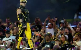 من السوشيال ميديا إلى حلبة المصارعة.. مشاهير الإنترنت في عالم WWE