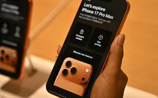 من متجر آبل إلى القمر.. "آيفون 17 برو ماكس" يرافق رواد الفضاء (فيديو)