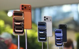 بعد سنوات من الانتظار.. آبل تبدأ إنتاج أول آيفون قابل للطي