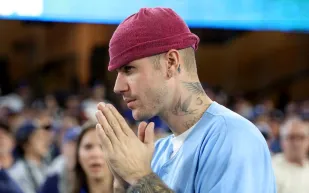 جاستن بيبر يتألق بطقم أسنان مرصع بالألماس الوردي (فيديو)