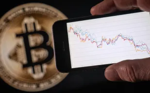 بيتكوين تتأرجح قرب هذا الرقم وسط ضغوط السوق