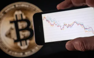 بيتكوين تتجاوز 77 ألف دولار.. هل تصمد أمام تقلبات الأسواق العالمية؟