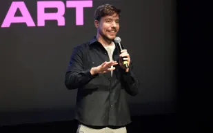 مستر بيست يكشف كواليس جدوله القاسي.. كيف يعمل 15 ساعة يوميًا؟