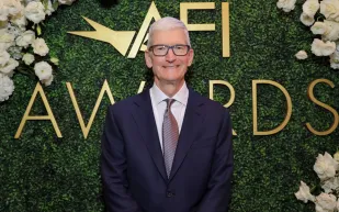 أبل تحتفل بخمسين عامًا من الابتكار.. ماذا قال تيم كوك؟ (فيديو)