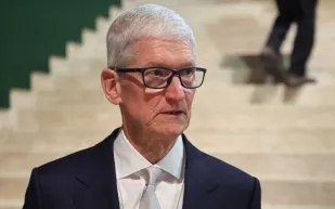 "تيم كوك يودع منصب الرئيس التنفيذي لآبل ويعلن عن خليفته: «هذا ليس وداعًا»!