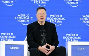 مسؤولة سابقة في "تسلا" تحذّر جيل "زد" من الانسياق وراء قادة التكنولوجيا بشأن التعليم