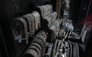 أسعار الفضة اليوم في السعودية: تراجع محدود وسط ترقب تحركات الأسواق العالمية