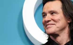 جيني مكارثي تكشف السر وراء مظهر جيم كاري في حفل جوائز سيزار: هل تم استنساخه؟ (فيديو)