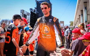 شاهد كيف نجا سائق "إنديانابوليس 500" من حادث مروع بسبب طائر!