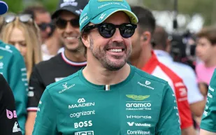 بطاقة دخول رمزية.. فورمولا 1 تفاجئ ألونسو احتفاءً بمولوده الأول (فيديو)