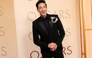 في عيد ميلاده 53.. كم تبلغ ثروة أدريان برودي؟