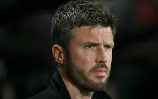 لماذا وصف كاريك قرار طرد مارتينيز في مباراة مانشستر يونايتد وليدز بـ"أسوأ قرار"؟