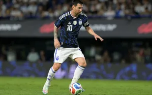 ميسي يتألق ويقود الأرجنتين لاكتساح زامبيا بخماسية استعدادًا للمونديال (فيديو)