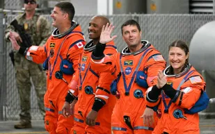 آيفون يسرق الأضواء في كبسولة "أوريون".. لقطات عفوية لرواد "أرتيميس 2" من الفضاء (فيديو)