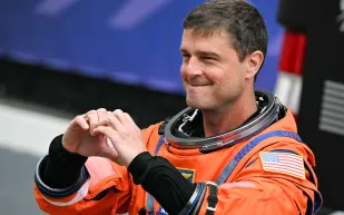 رائد فضاء يخلّد ذكرى زوجته الراحلة فوق القمر (فيديو)