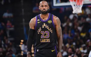 ليبرون جيمس يظهر استياءه من تمريرة خاطئة لابنه بروني (فيديو)