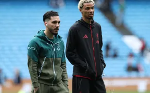 قميص ليفربول يضع لاعب السيتي في مأزق (فيديو)