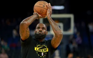 ليبرون جيمس يخطف الأنظار بساعة أوديمار بيجيه مرصعة بـ500 ماسة