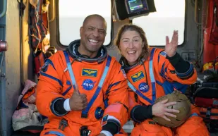 طاقم أرتميس 2 يعود سالمًا إلى الأرض بعد رحلة تاريخية حول القمر (فيديو)