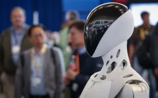 روبوت راقص يتحول إلى تهديد: حادث مفزع في مهرجان رياضي بالصين! (فيديو)