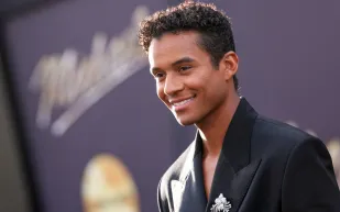 هل غنّى جعفر جاكسون بنفسه في Michael؟ (فيديو)