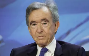 برنار أرنو يرتدي القطعة الوحيدة منها: ساعة أينشتاين ما سر تفردها؟