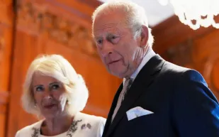 لقطة طريفة.. رد فعل الملك تشارلز يلفت الأنظار أثناء تقليد كوميدي له (فيديو)