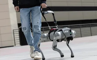 لأول مرة.. روبوت كلب يتحدث ويرشد المكفوفين صوتيًا (فيديو)