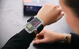 تزامنًا مع الرحلة التاريخية.. ناسا تطلق ساعة Artemis 2.0 بإطلالة Pip-Boy المستقبلية